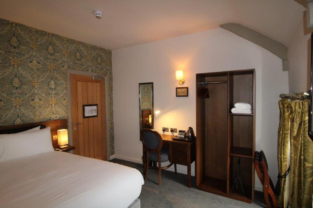 Rooms @ The Dolau Inn Нюкий Екстериор снимка