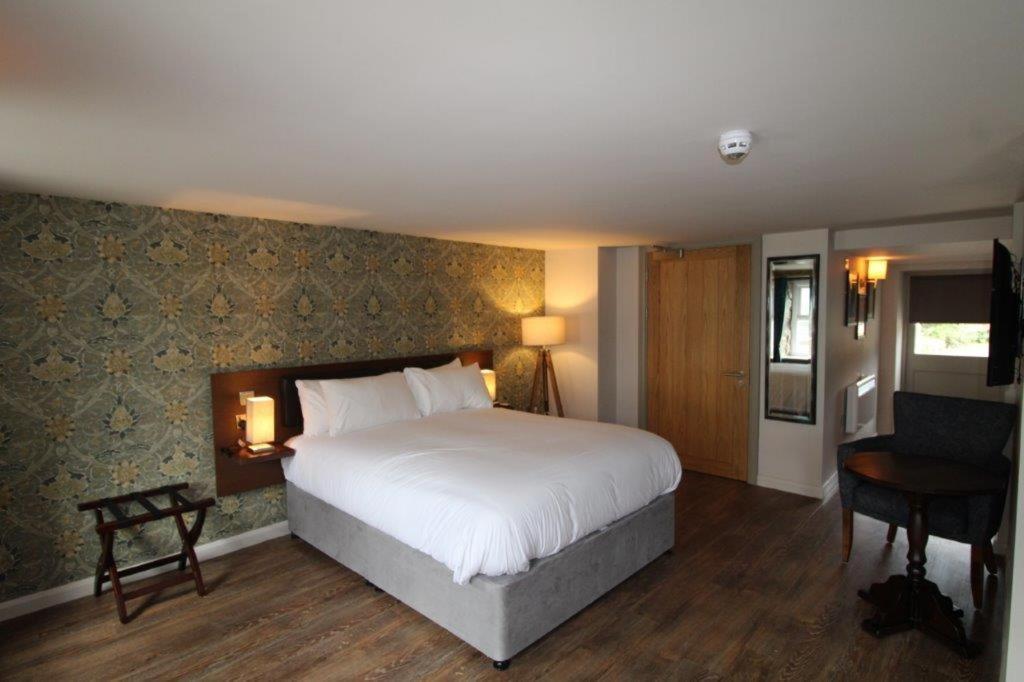 Rooms @ The Dolau Inn Нюкий Екстериор снимка