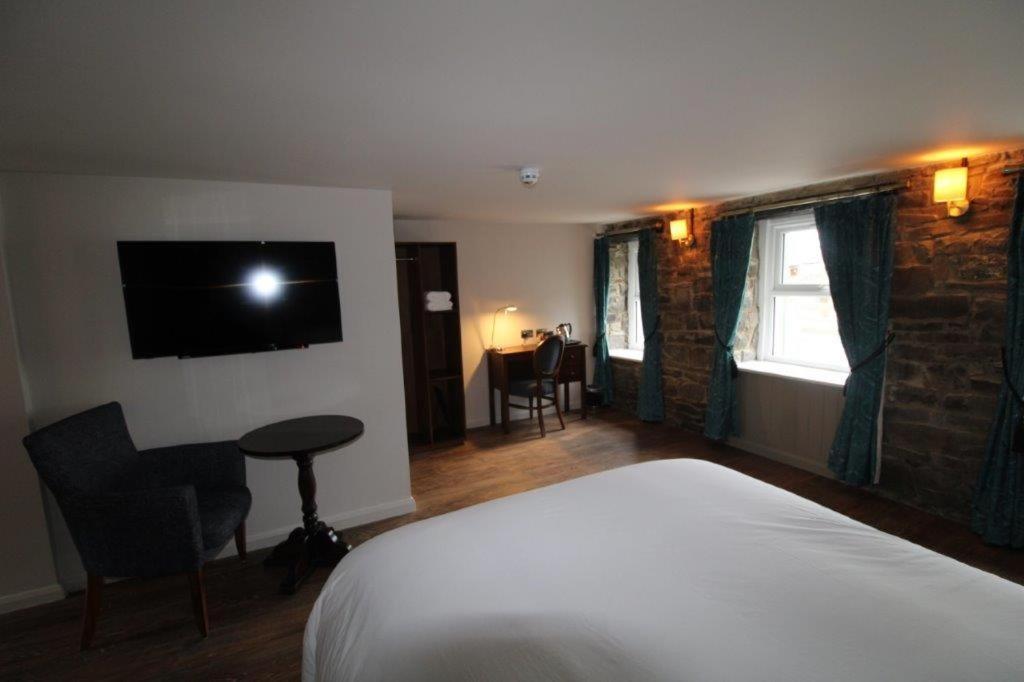 Rooms @ The Dolau Inn Нюкий Екстериор снимка