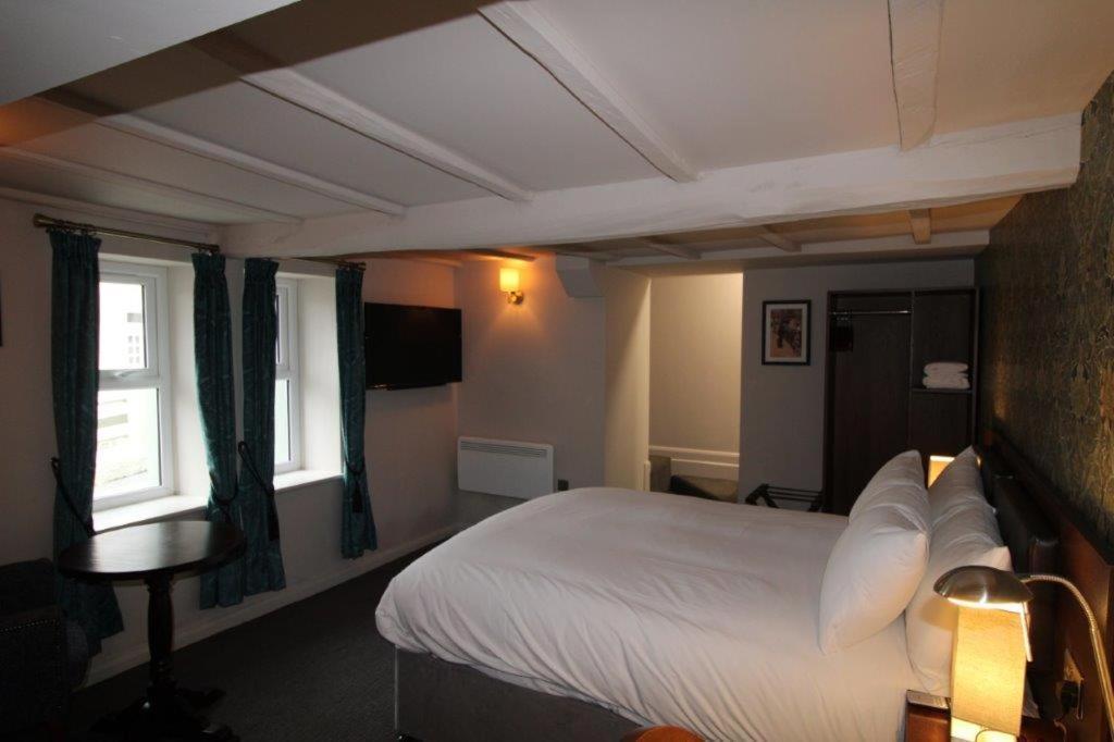 Rooms @ The Dolau Inn Нюкий Екстериор снимка