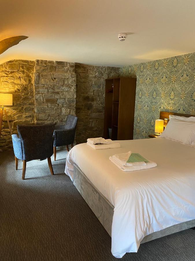 Rooms @ The Dolau Inn Нюкий Екстериор снимка